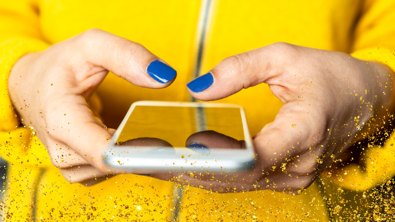 Social Media, das wirkt - Hände mit blauen Fingernägeln halten ein Smartphone